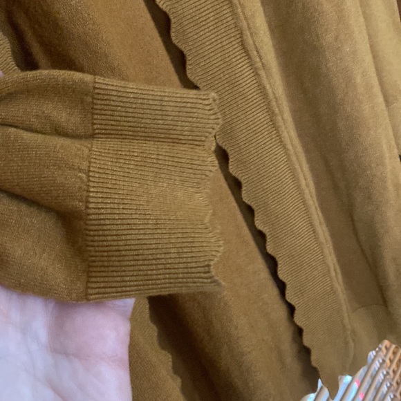 Mustard tan cardigan with scalloped cuffs and hem - Picture 3 of 4